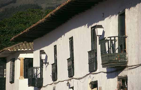 Ventanas y balcones en casas coloniales